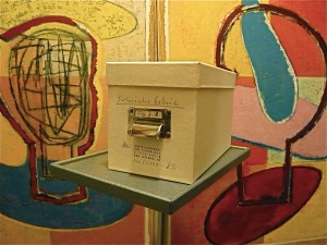Schaltjahrprojekt, 2008, Kiste mit 366 Postkarten für J.M. Berlinische Galerie
