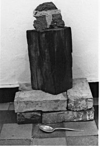Die Stelle T, 1989, Installation, Ziegel, Holz, Aluminium