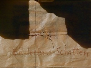 Aktions-Objekt, 1992, Schnur, Papier, 7 Zeichnungen, 7 Ziegelsteine