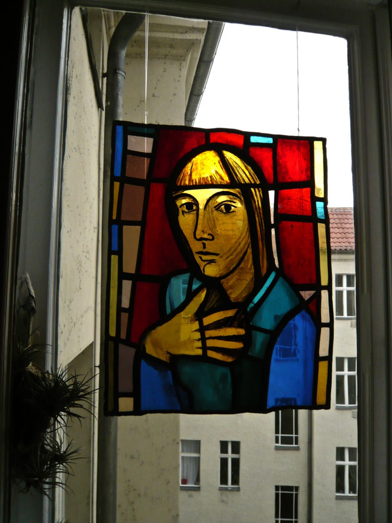 Digitalaufnahme,K.S.,1975, Farbiges Glas, Schwarzlottechnik, Bleifassung, 47x38 cm